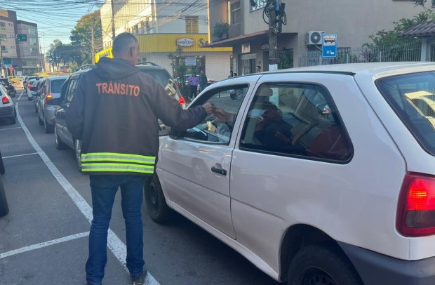 Entrega de panfletos nos semáforos da cidade.
